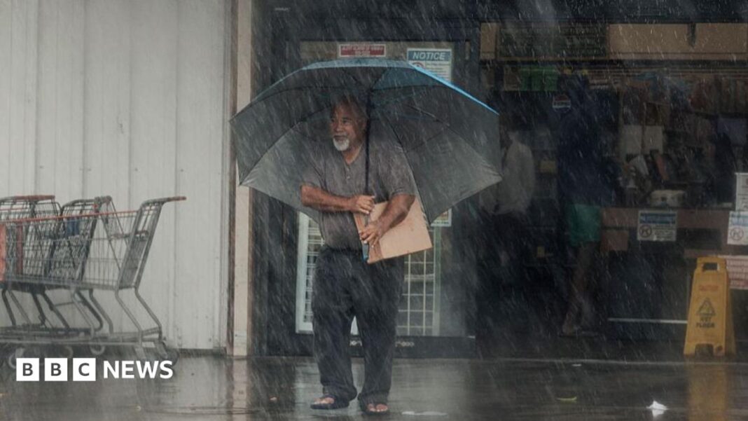 Hurricane Lala: Hawaii battles with flash floods and strong winds